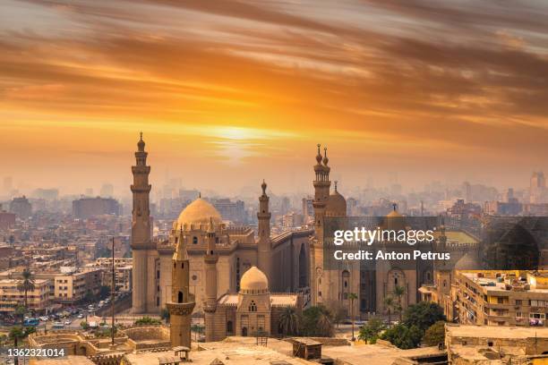 the mosque-madrasa of sultan hassan at sunset, cairo citadel, egypt - african cityscape stockfoto's en -beelden