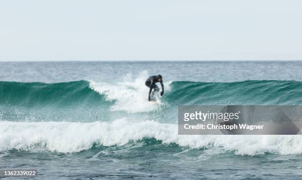 man surfing in norway - noord stockfoto's en -beelden