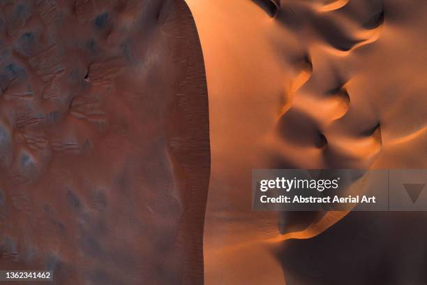 aerial image showing contrast between sand dunes in the desert at sunset, abu dhabi, united arab emirates - old abu dhabi stockfoto's en -beelden