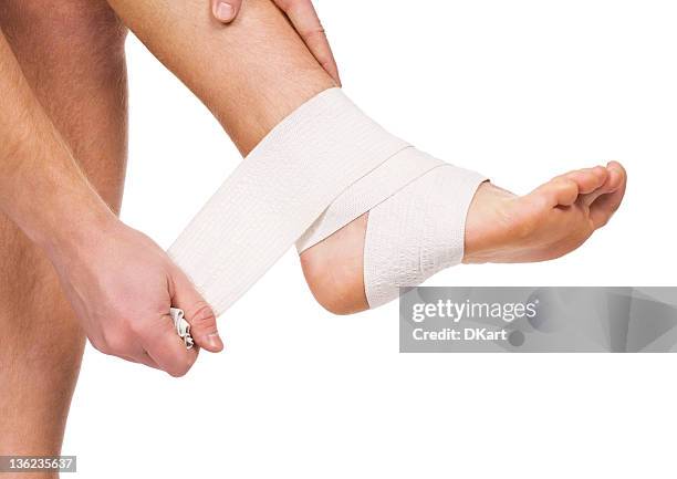 sport trauma di un piede. sprained caviglia - fasciatura foto e immagini stock