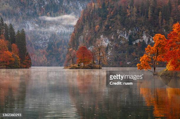 vista matinal de outono do lago konigsee no parque nacional berchtesgaden, alemanha - ponto de referência natural - fotografias e filmes do acervo