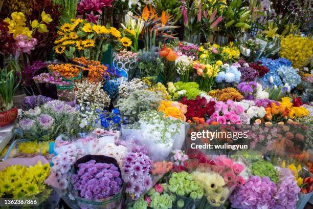 various fresh flowers selling at market stall - flower stall imagens e fotografias de stock