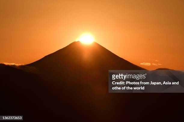 sunset at summit of mt. fuji: view from top of mt. takao - winterzonnewende stockfoto's en -beelden