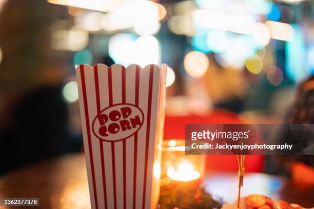 popcorn on the table in nightclub - filmpremière stockfoto's en -beelden
