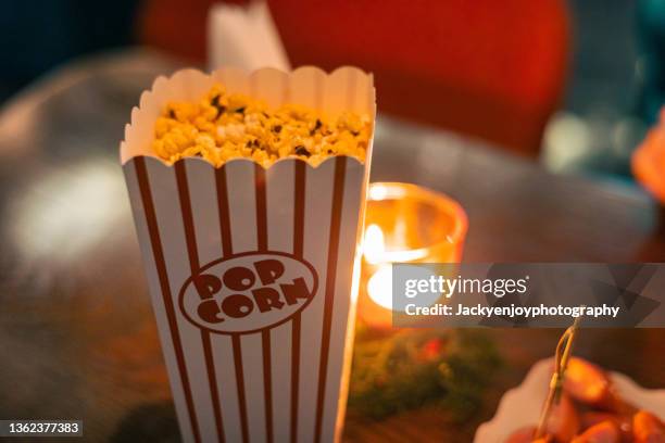 popcorn on the table in nightclub - amateur theater fotografías e imágenes de stock