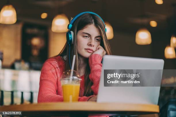 teenager-mädchen studieren in café - student girl using laptop computer and smart phone stock-fotos und bilder