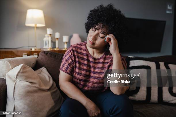 retrato de una mujer mediana adulta que se siente deprimida - mujer cansada fotografías e imágenes de stock