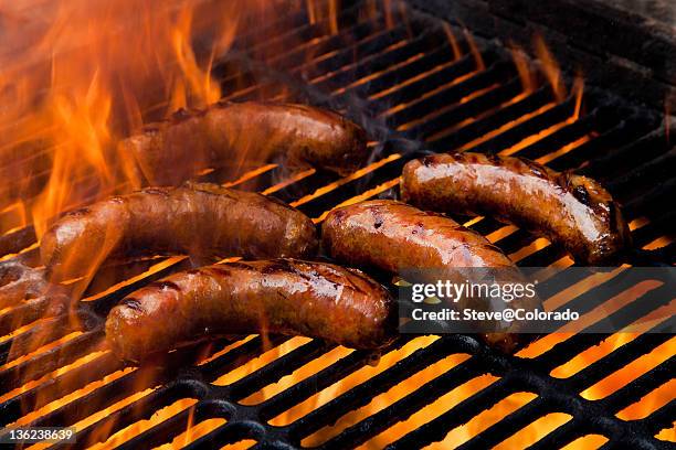 brats a la parrilla - salchicha bratwurst fotografías e imágenes de stock