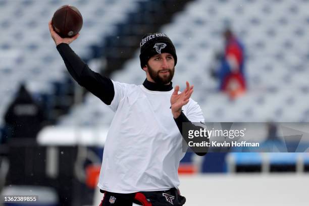 Josh Rosen of the Atlanta Falcons warms up prior to the game against the Buffalo Bills at Highmark Stadium on January 02, 2022 in Orchard Park, New...