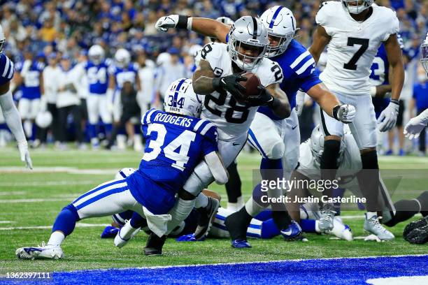 Josh Jacobs of the Las Vegas Raiders runs the ball for a touchdown during the first quarter against the Indianapolis Colts at Lucas Oil Stadium on...