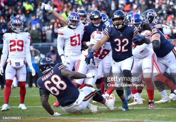 David Montgomery of the Chicago Bears scores a touchdown in the first quarter of the game against the New York Giants at Soldier Field on January 02,...