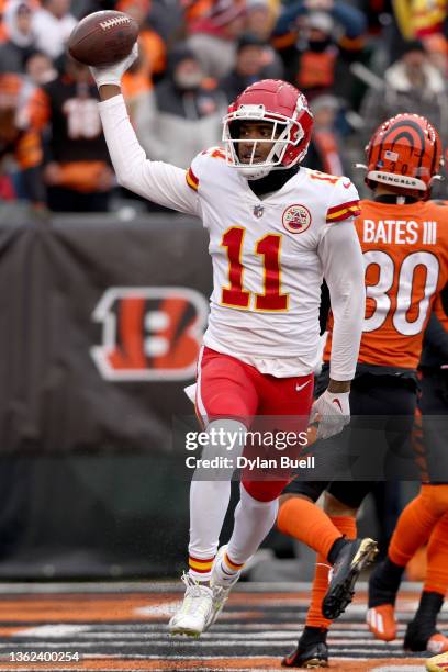 Demarcus Robinson of the Kansas City Chiefs celebrates after a 29-yard touchdown catch in the first quarter of the game against the Cincinnati...