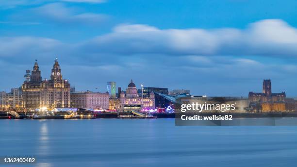 twilight over the liverpool skyline - river mersey liverpool stock pictures, royalty-free photos & images