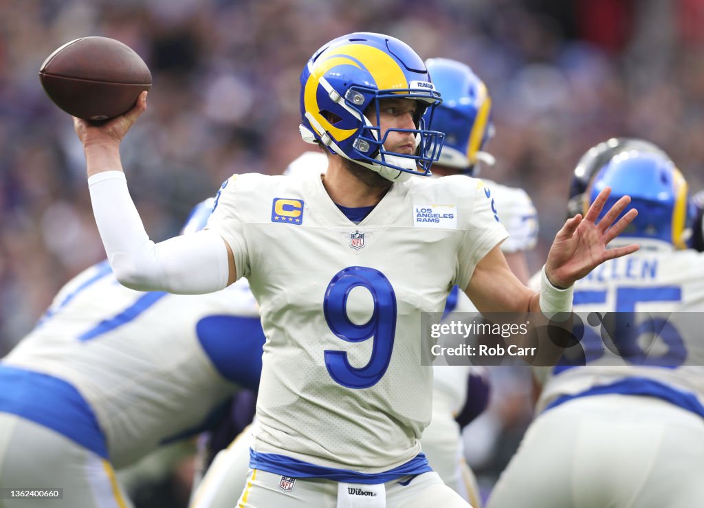 Matthew Stafford of the Los Angeles Rams passes the ball in the first ...