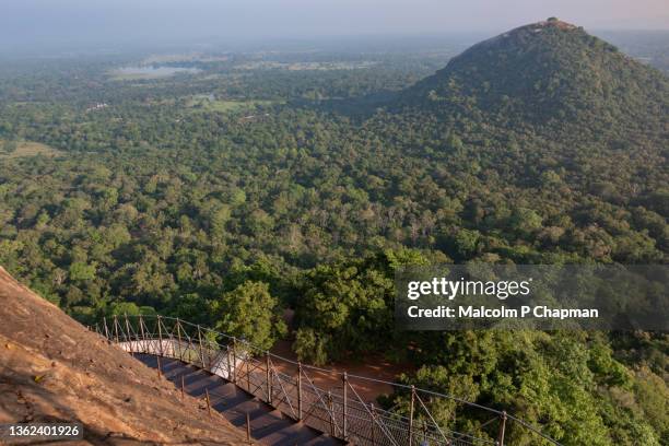 high walkway and steps at sigiriya lion rock, dambulla, sri lanka - sigiriya foto e immagini stock