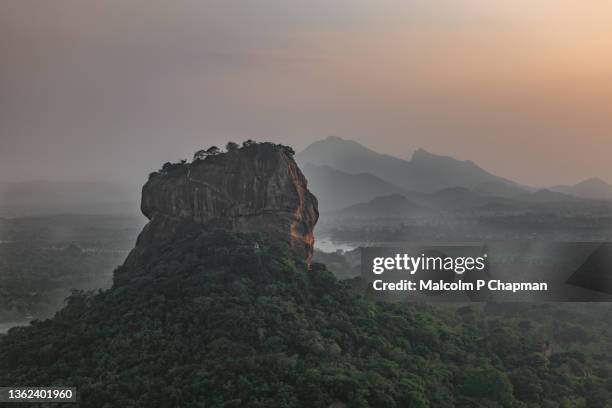 sigiriya lion rock fortress, seen from pidurangala, at sunset, dambulla, sri lanka - sigiriya stockfoto's en -beelden