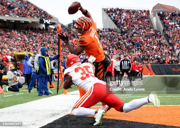 Ja'Marr Chase of the Cincinnati Bengals makes a 18-yard catch for a touchdown over Charvarius Ward of the Kansas City Chiefs in the second quarter of...