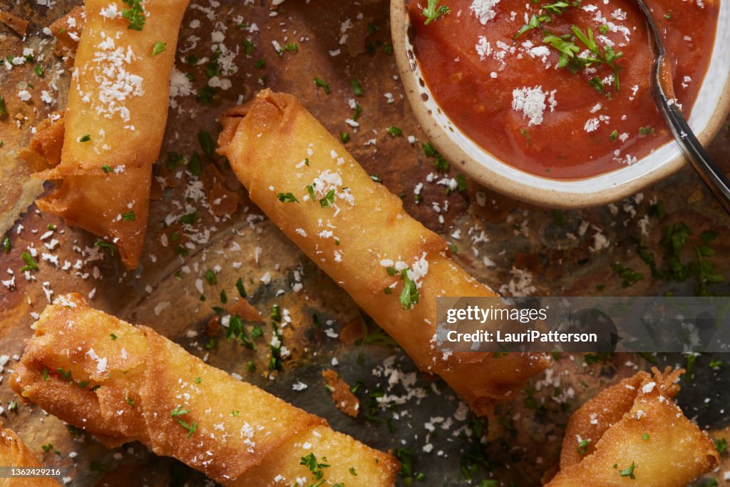 Crujientes palitos de mozzarella envueltos en envoltorios Wonton