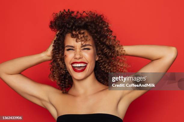 完璧な巻き毛を持つ美しい女性 - 赤の口紅 ストックフォトと画像
