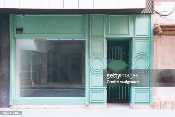 closed small business storefront - empty store window stockfoto's en -beelden