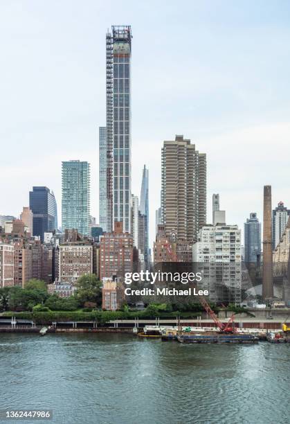 high angle view of sutton place in new york - cloudy day office building stockfoto's en -beelden