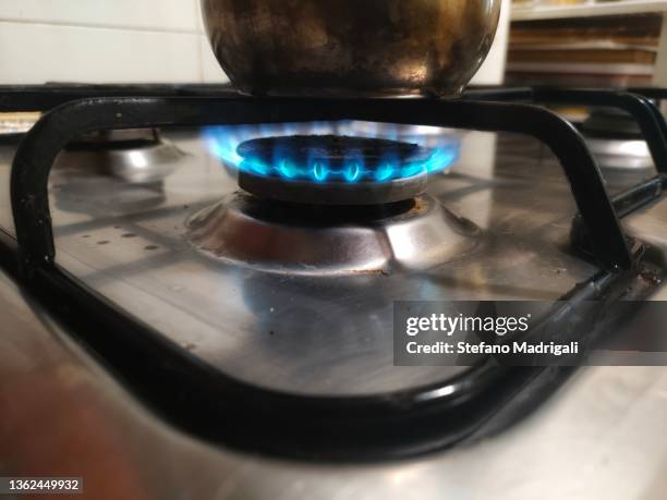 gas in the kitchen - gas prices stock-fotos und bilder