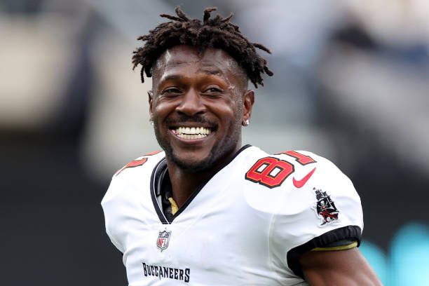 Antonio Brown of the Tampa Bay Buccaneers warms up prior to the game against the New York Jets at MetLife Stadium on January 02, 2022 in East...