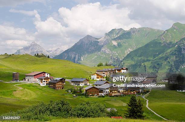 oberlech with mountains in  background - lech valley photos et images de collection