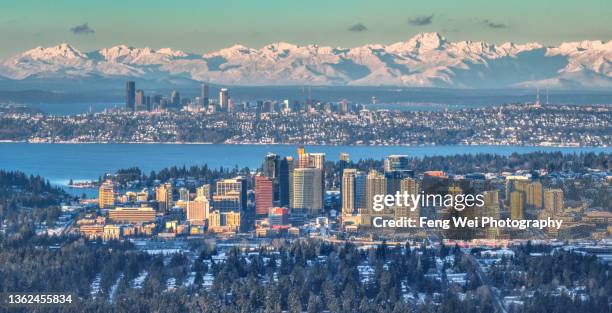 dawn light over downtown bellevue, lake washington, seattle, and olympic mountains - v washington state stockfoto's en -beelden