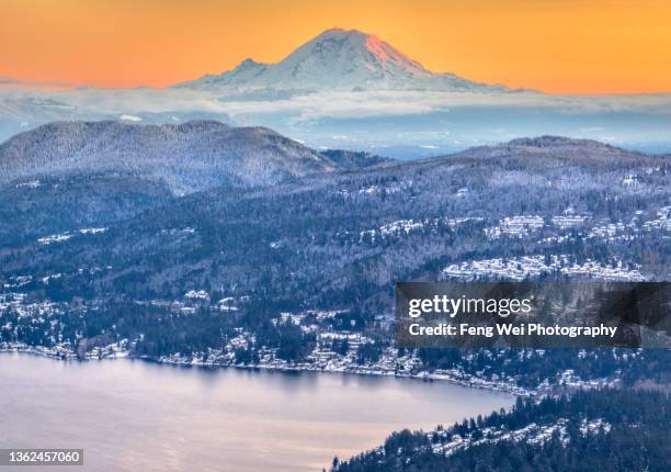 sunset over mount rainier, lake sammamish, bellevue washington, usa - bellevue bundesstaat washington stock-fotos und bilder