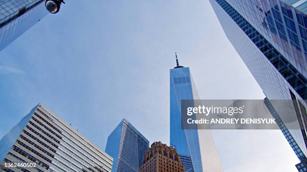 wtc in sky. manhattan financial district - one world trade center stock-fotos und bilder