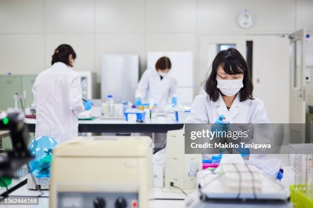 research and development team for healthcare products - medical research mask stock pictures, royalty-free photos & images