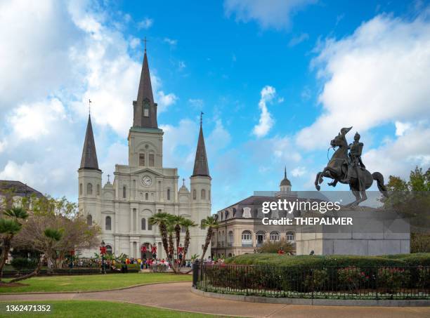 cathedral of st louis and general andrew jackson statue in new orleans. louisiana  erected in 1856. - st louis cathedral new orleans 個照片及圖片檔