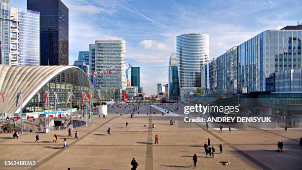 paris financial district. - champ de mars stock pictures, royalty-free photos & images