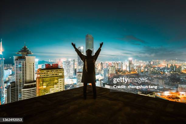 a man standing in front of modern city - urban areas　water front stockfoto's en -beelden