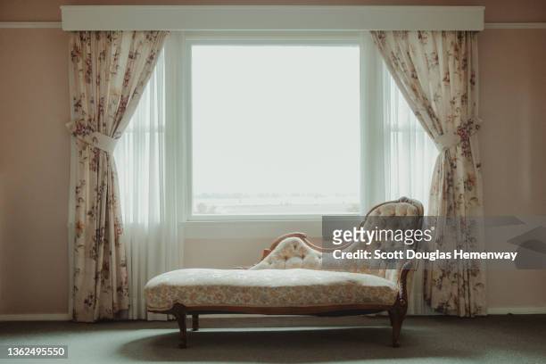 elegant sofa - chaise longue stock pictures, royalty-free photos & images