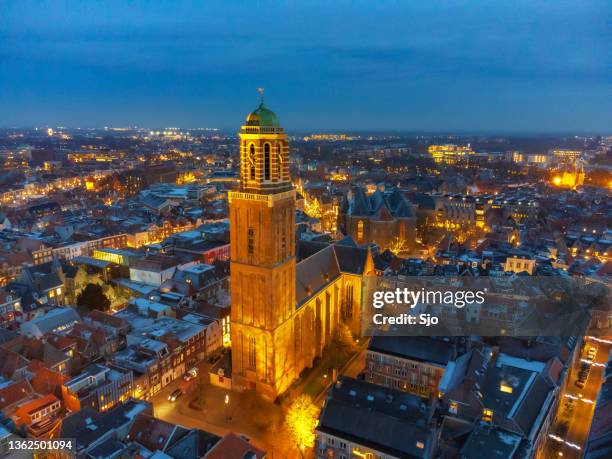 vista nocturna de la torre de la iglesia de peperbus en la ciudad de zwolle, overijssel durante el invierno - zwolle fotografías e imágenes de stock