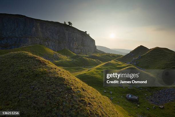 disused quarry - escarpado fotografías e imágenes de stock