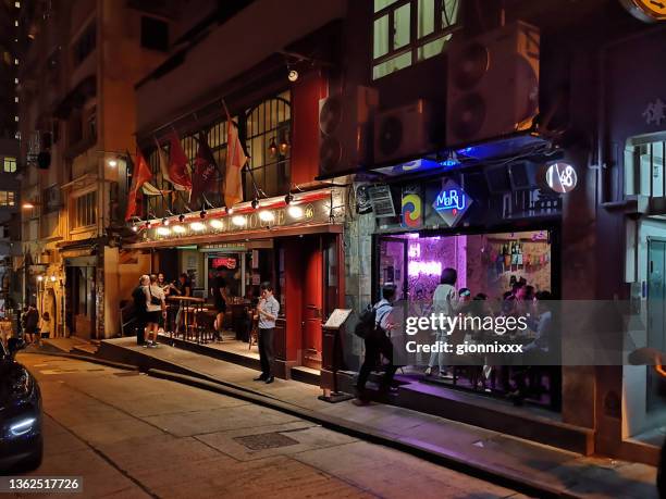 bars in soho by night, hong kong - hongkong-eiland stockfoto's en -beelden