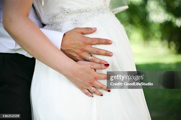 embarazada novia - pregnant brides fotografías e imágenes de stock