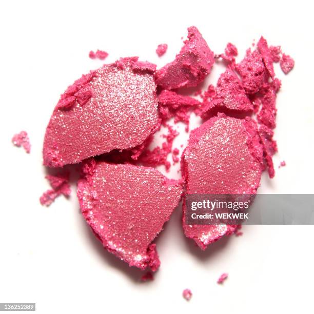 a dropped pink eye shadow that is smashed - oogschaduw stockfoto's en -beelden