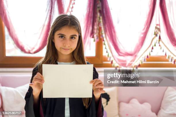 bella ragazza che legge la lettera - portrait holding card foto e immagini stock