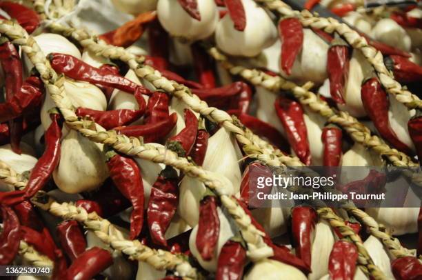 garlic and chili pepper, hungarian traditional delicacy on a market stall in budapest, hungary - hungarian culture 個照片及圖片檔