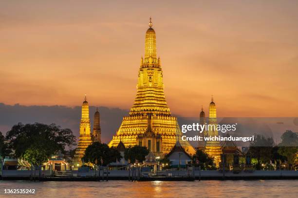 temple wat arun au coucher du soleil à bangkok, thaïlande - thailande photos et images de collection