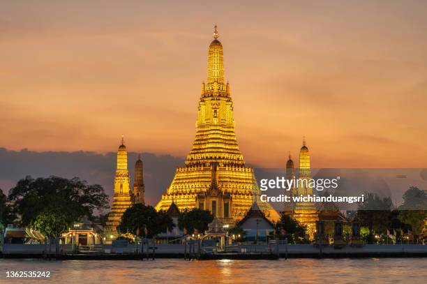 wat arun temple at sunset in bangkok, thailand - bangkok imagens e fotografias de stock