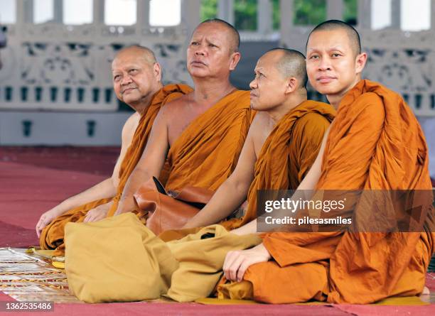 buddhistische mönche versammeln sich im tempel, polonnaruwa, sri lanka - sri lanka tamilen stock-fotos und bilder