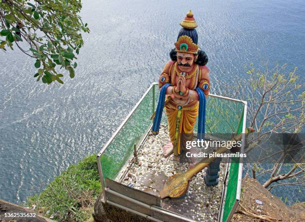 hindu effigy at lovers leap, koneswaram temple, trincomalee, sri lanka - trincomalee stock pictures, royalty-free photos & images