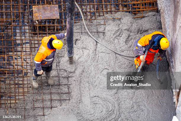 arbeitnehmer gießen konkrete - baustelle beton stock-fotos und bilder