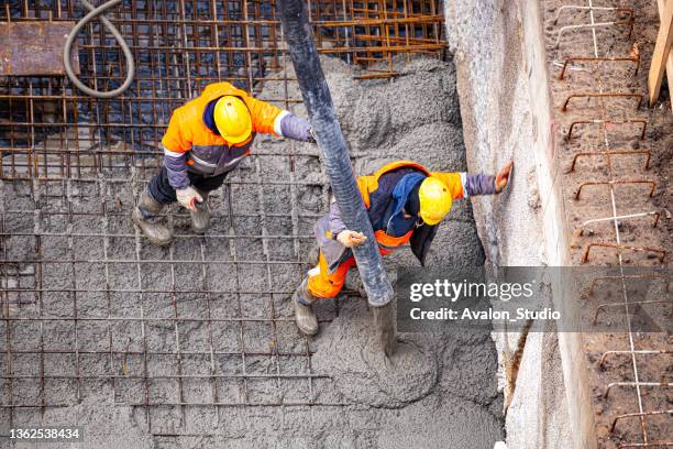 arbeitnehmer gießen konkrete - betonmischmaschine stock-fotos und bilder