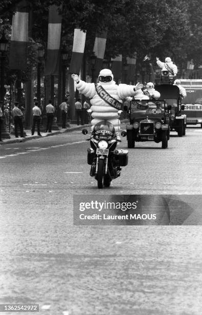 Cascadeur à moto déguisé en Bibendum Michelin défilant sur les Champs-Elysées avant l'arrivée du Tour de France, le 19 juillet 1981.